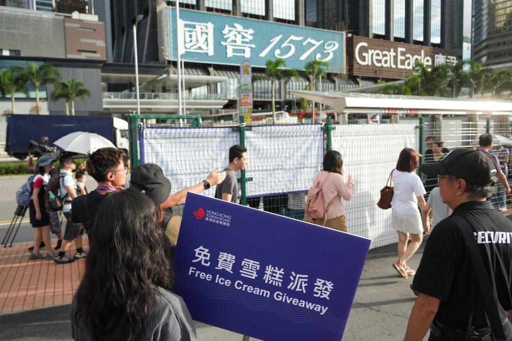 千架无人机维港上空拼出端午卡通主题图案