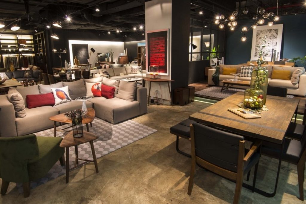 印尼富商陈尸家具店3天! 17岁女儿带妹妹乱刀砍死亲爹