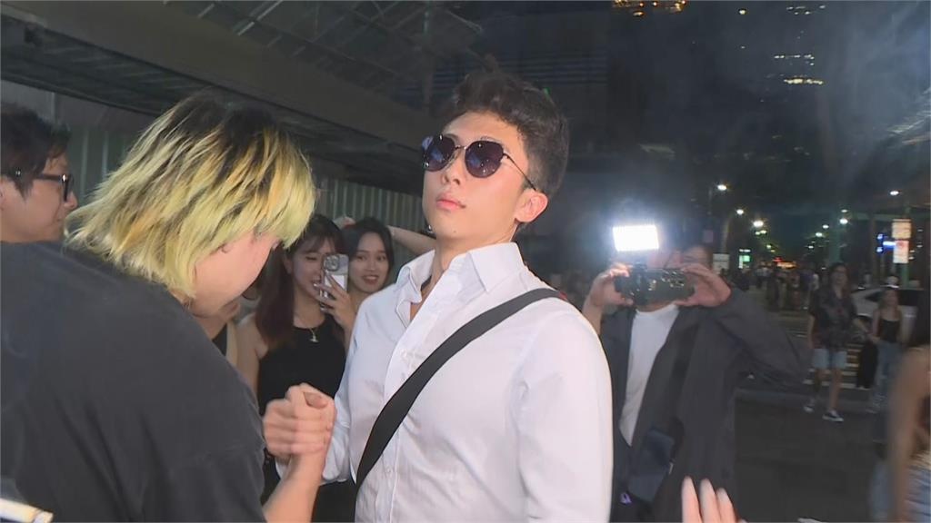 友人随身携带瓦斯火枪 孙安佐当街实测被制止