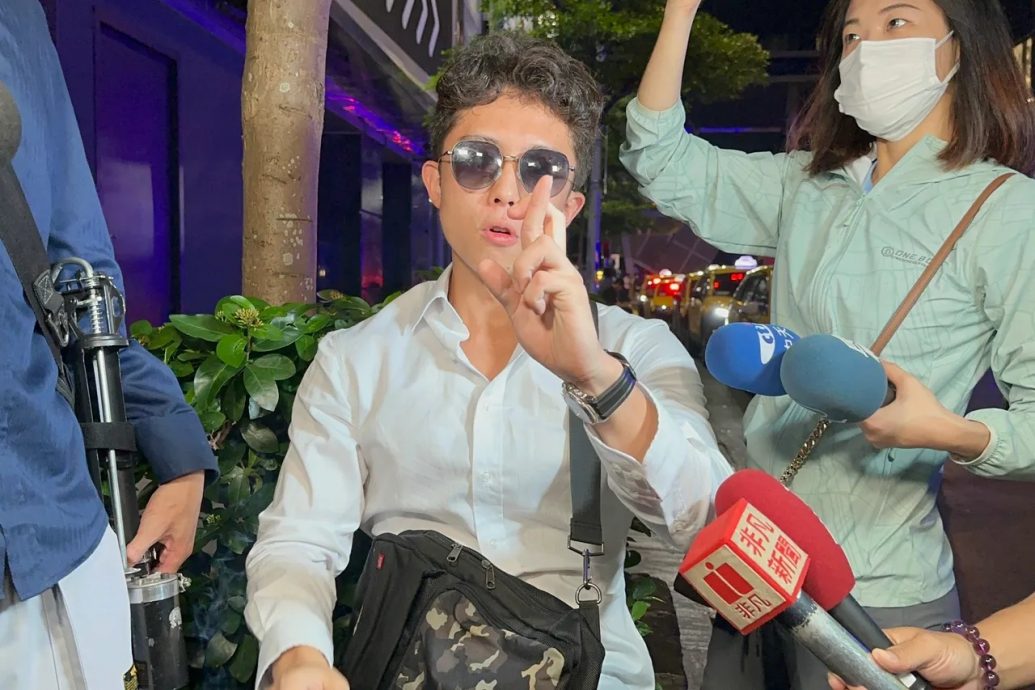 友人随身携带瓦斯火枪 孙安佐当街实测被制止