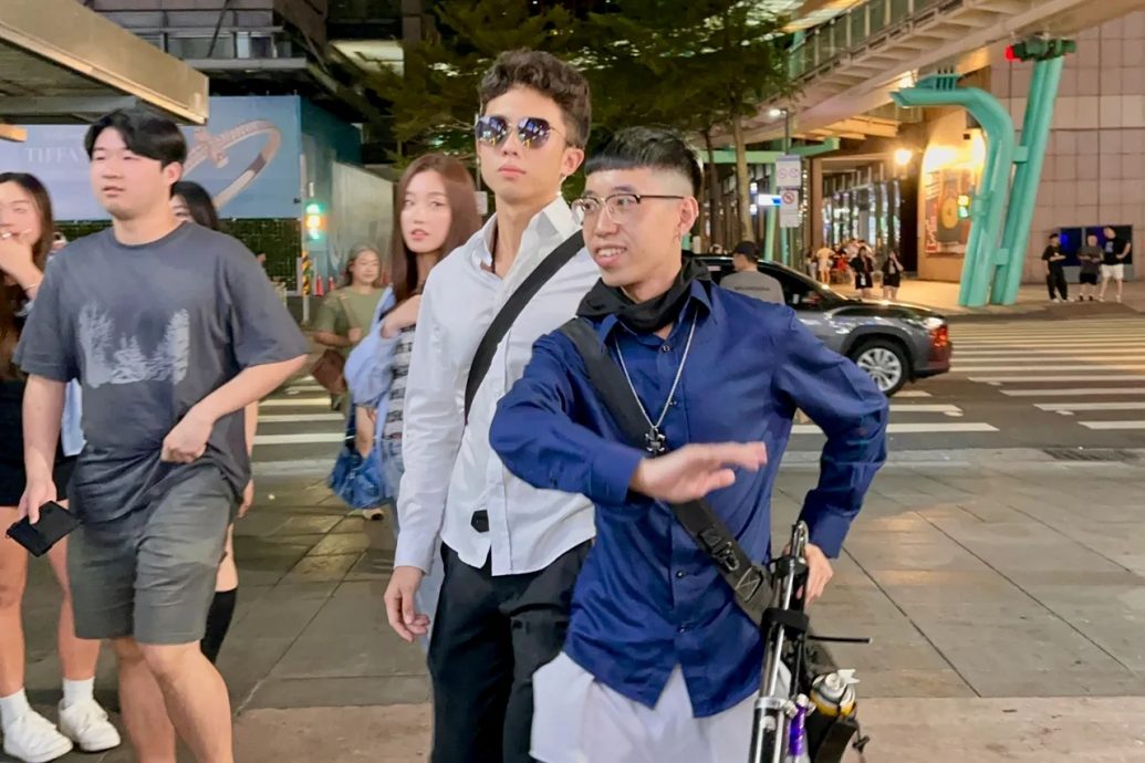 友人随身携带瓦斯火枪 孙安佐当街实测被制止