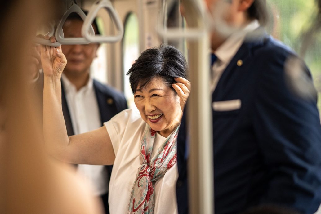 另类摔跤！日本路面电车内“合法干架”