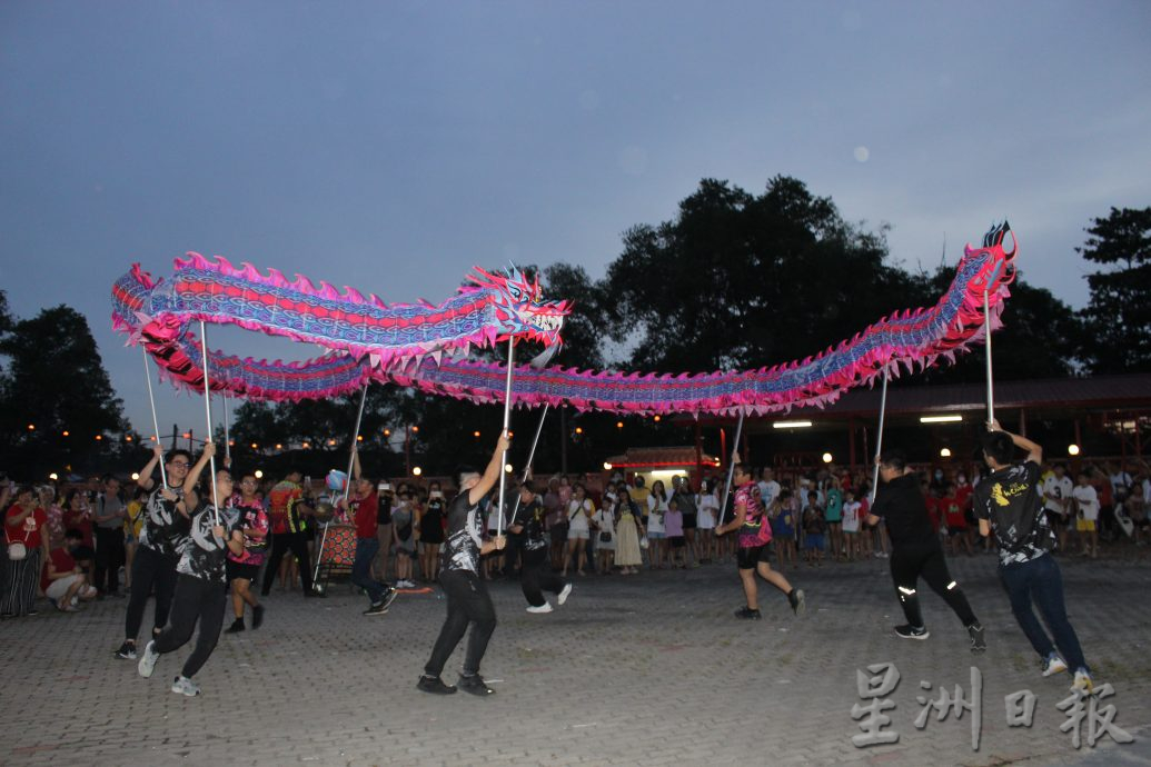台湾客家𪹚龙隆重登场 龙舞翻腾引爆全场
