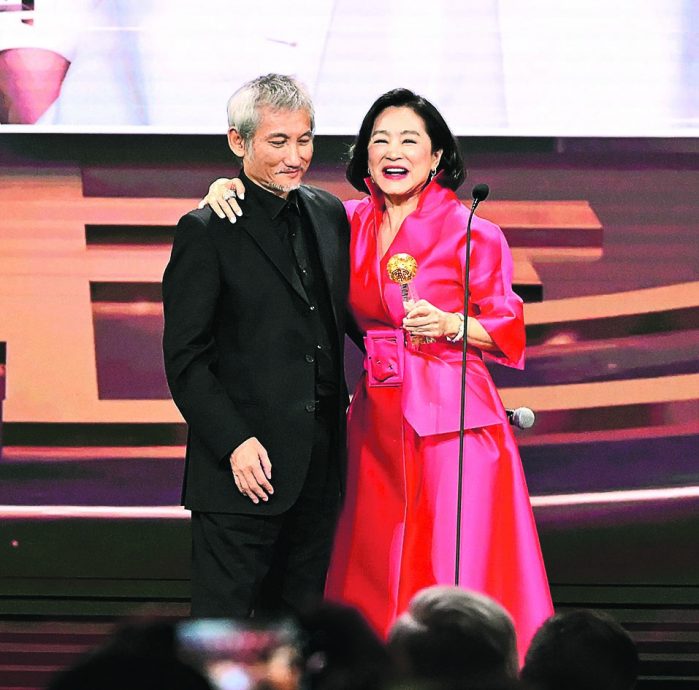 合体汤唯领奖比心 林青霞被徐克吐槽难侍候