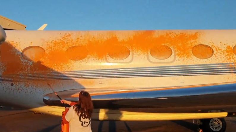 向泰莱“专机”喷漆抗议 环保人士搞错飞机出糗