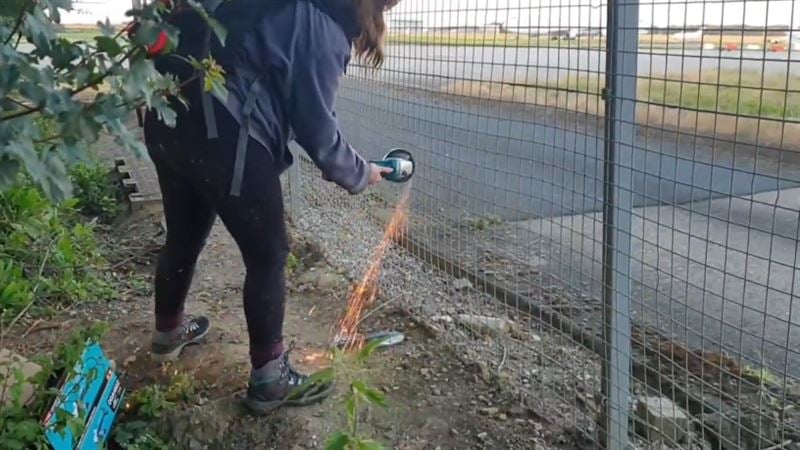 向泰莱“专机”喷漆抗议 环保人士搞错飞机出糗