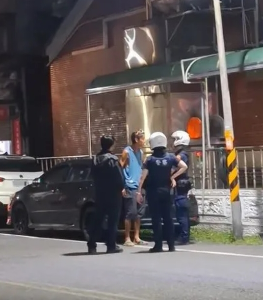 唐治平敲车摇头晃脑 诡异举止疑精神出状况