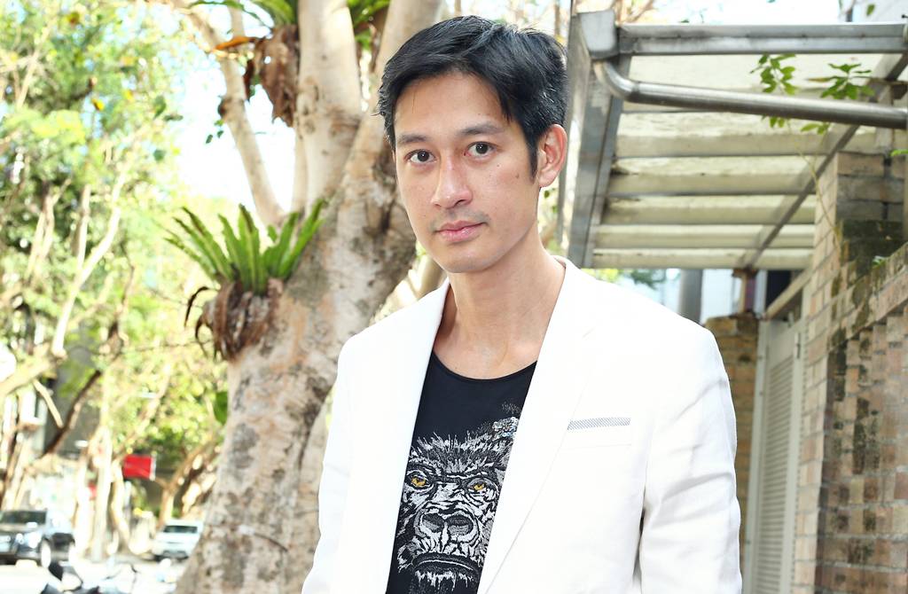 唐治平敲车摇头晃脑 诡异举止疑精神出状况