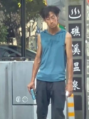 唐治平敲车摇头晃脑 诡异举止疑精神出状况