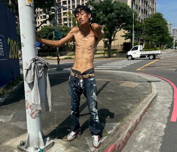 唐治平街头半裸肋骨尽现 自曝把台居留证丢沟渠