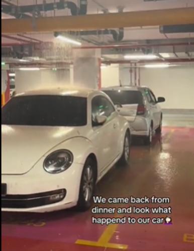 商场排污管破裂 污水溅洒整辆车 女子叹：为何偏偏是我？