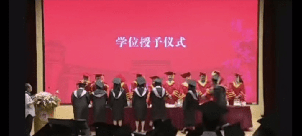 复旦大学毕业礼 台湾籍学生挥拳打老师 校方:警方已介入