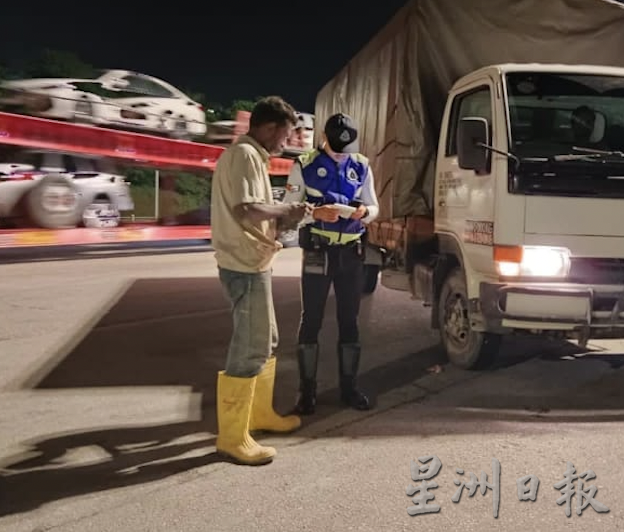 大都会:哈芝节临检交警4小时开20罚单/2图