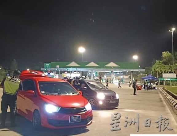 大都会:哈芝节临检交警4小时开20罚单/2图