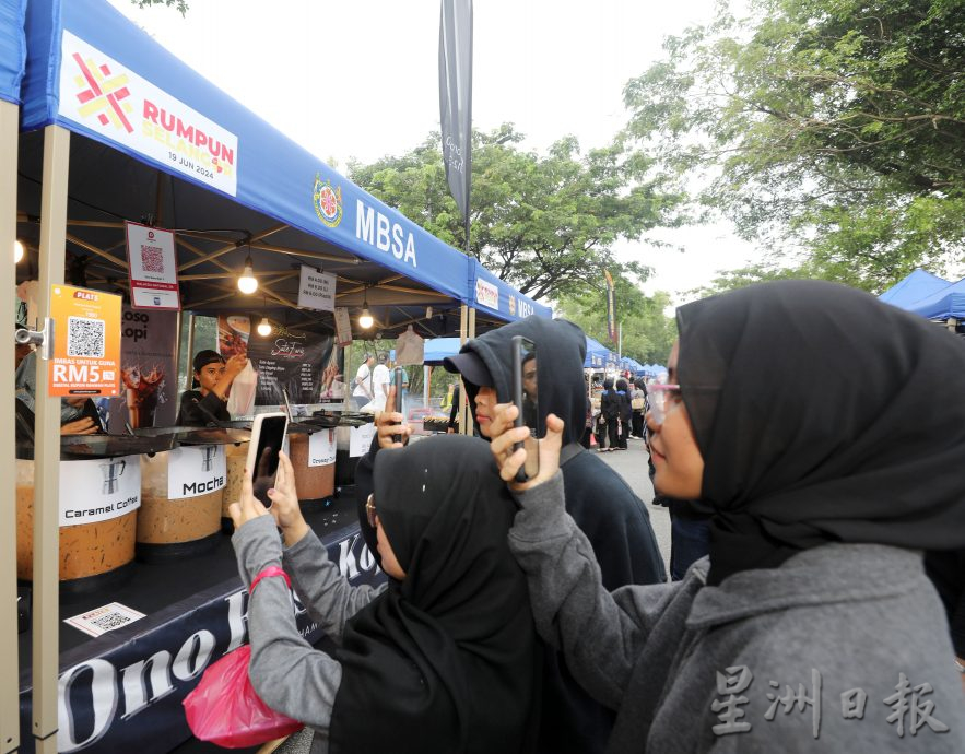 大都会/王储骑威士霸到沙亚南夜市走访1小时/4图