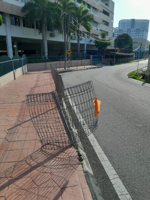 大都会/行人道铁网栅栏脱落