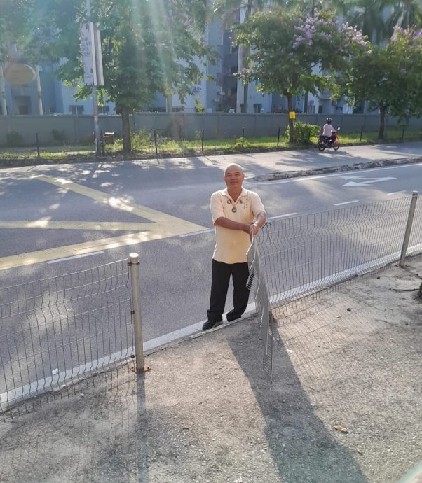 大都会/行人道铁网栅栏脱落