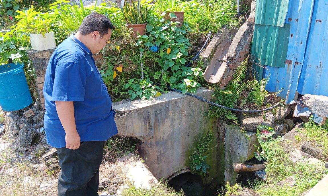 大都会/居民投诉沟渠传刺鼻异味,疑与警方破获迷你炼毒场有关/2图