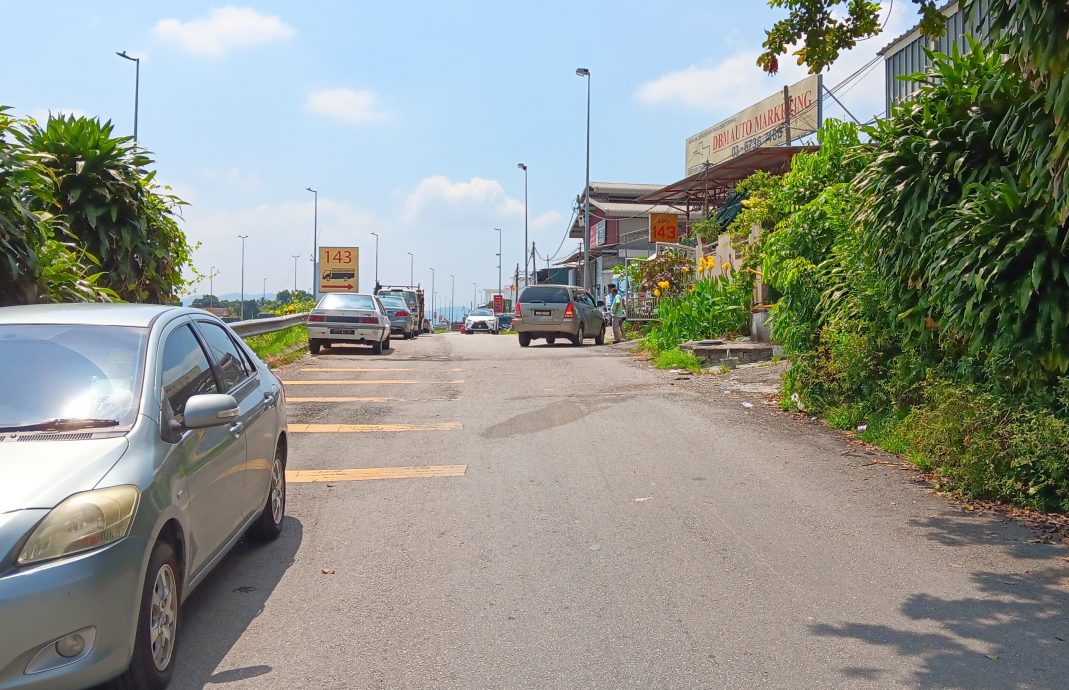 大都会/居民投诉沟渠传刺鼻异味,疑与警方破获迷你炼毒场有关/2图