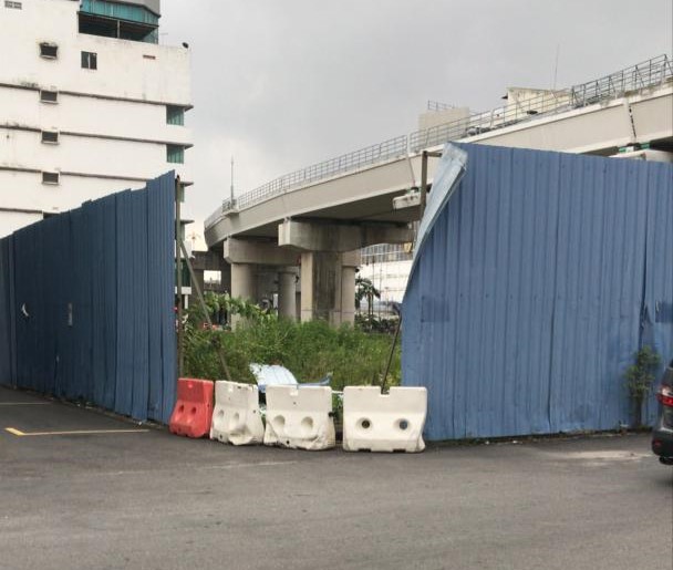 大都会/LRT3防护板倒下/2图