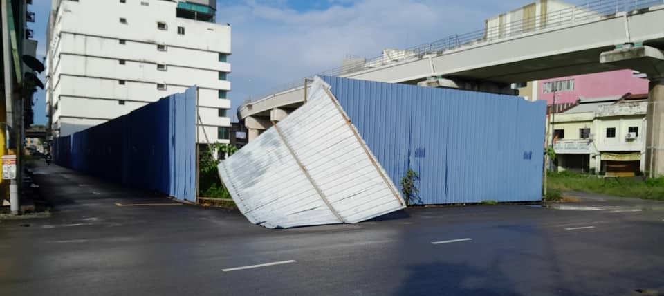 大都会/LRT3防护板倒下/2图