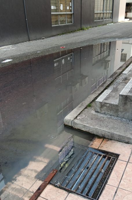 大都会/ME03头／投诉两个月无处理，沟渠堵塞污水流出飘臭／5图