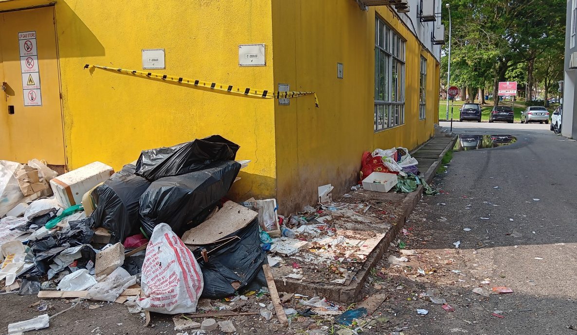 大都会/ME03头／投诉两个月无处理，沟渠堵塞污水流出飘臭／5图