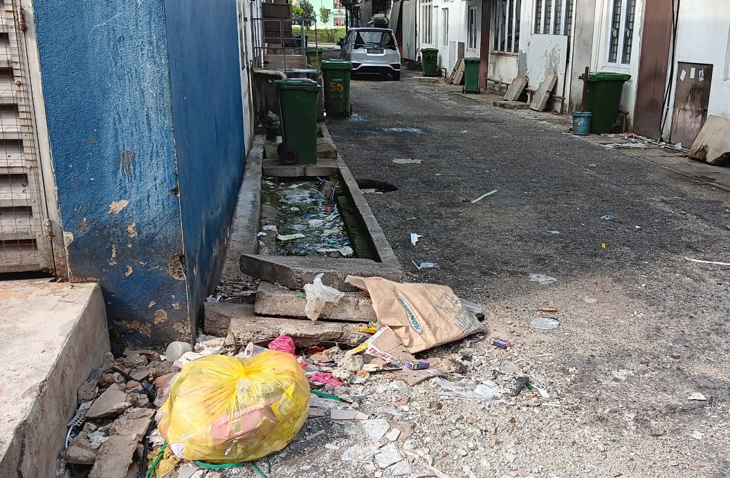 大都会/ME03头／投诉两个月无处理，沟渠堵塞污水流出飘臭／5图