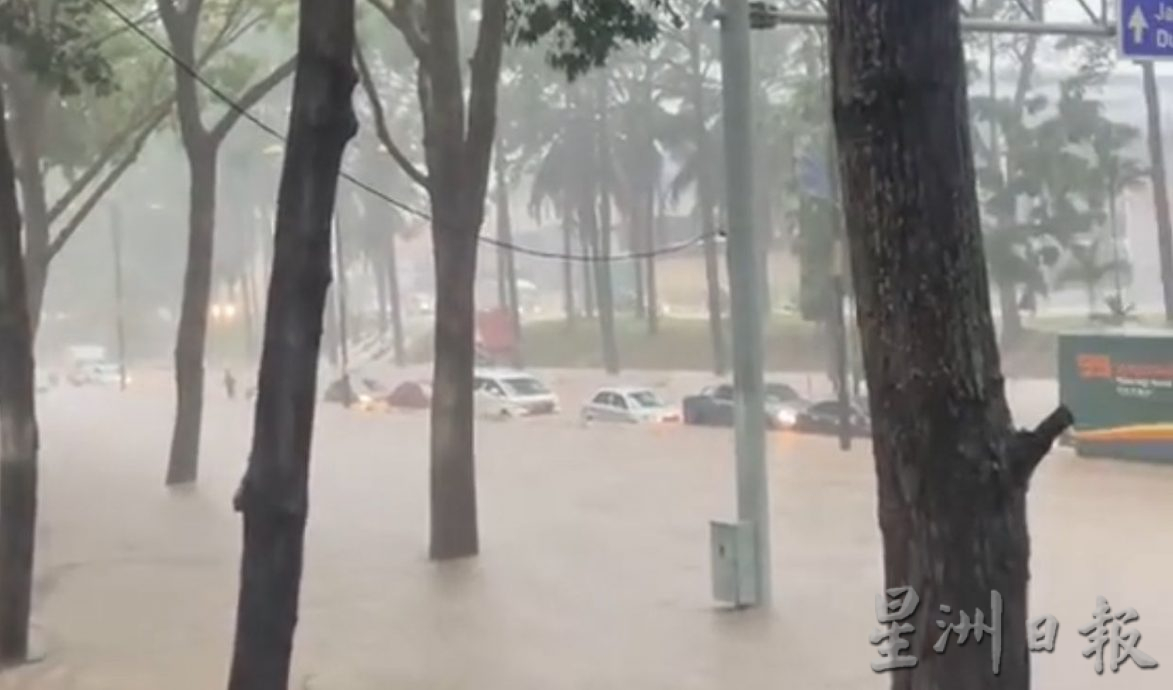 大雨再引发水灾·爱极乐大道成泽国