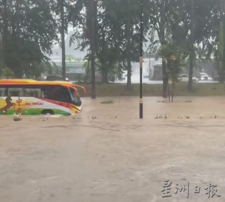大雨再引发水灾·爱极乐大道成泽国