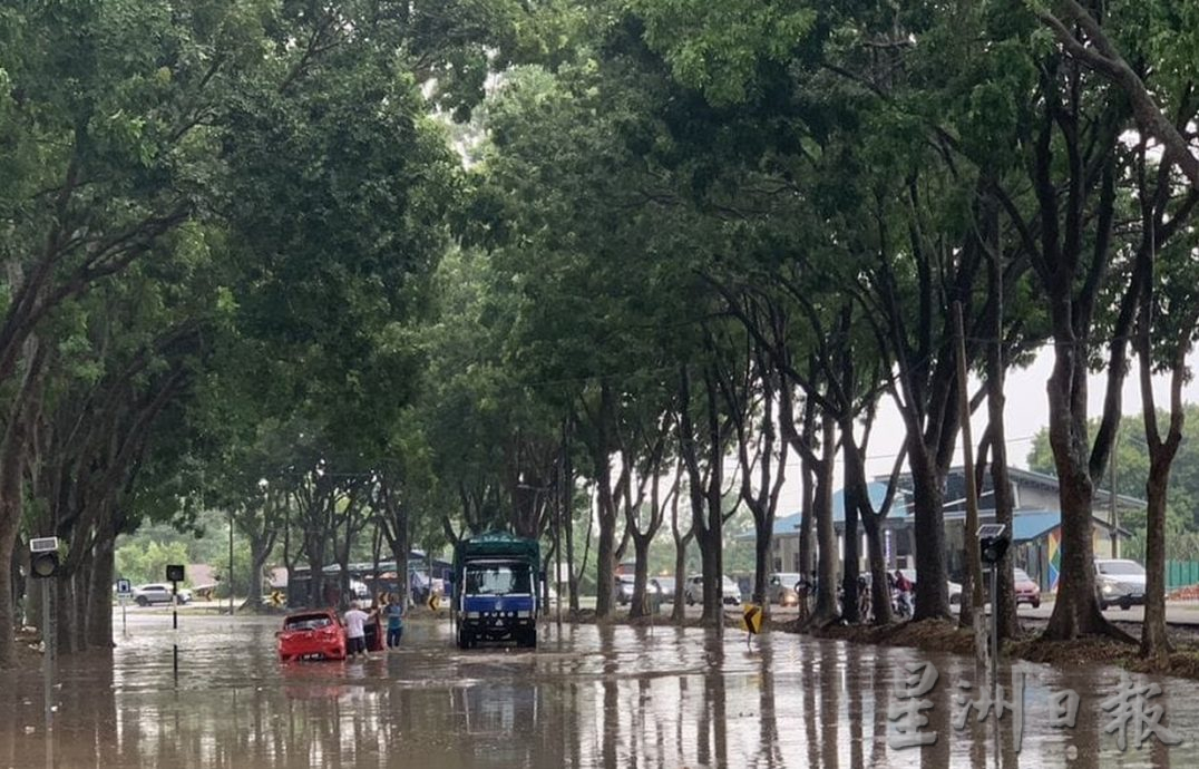 大雨再引发水灾·爱极乐大道成泽国