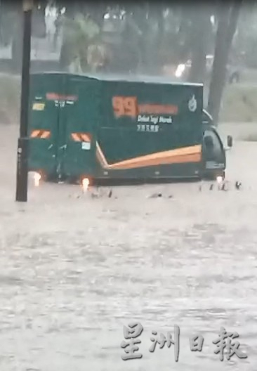 大雨再引发水灾·爱极乐大道成泽国