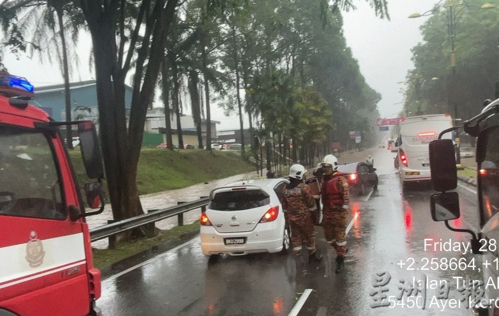 大雨再引发水灾·爱极乐大道成泽国