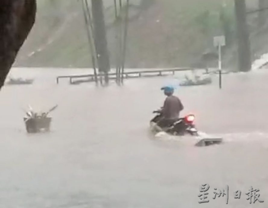 大雨再引发水灾·爱极乐大道成泽国