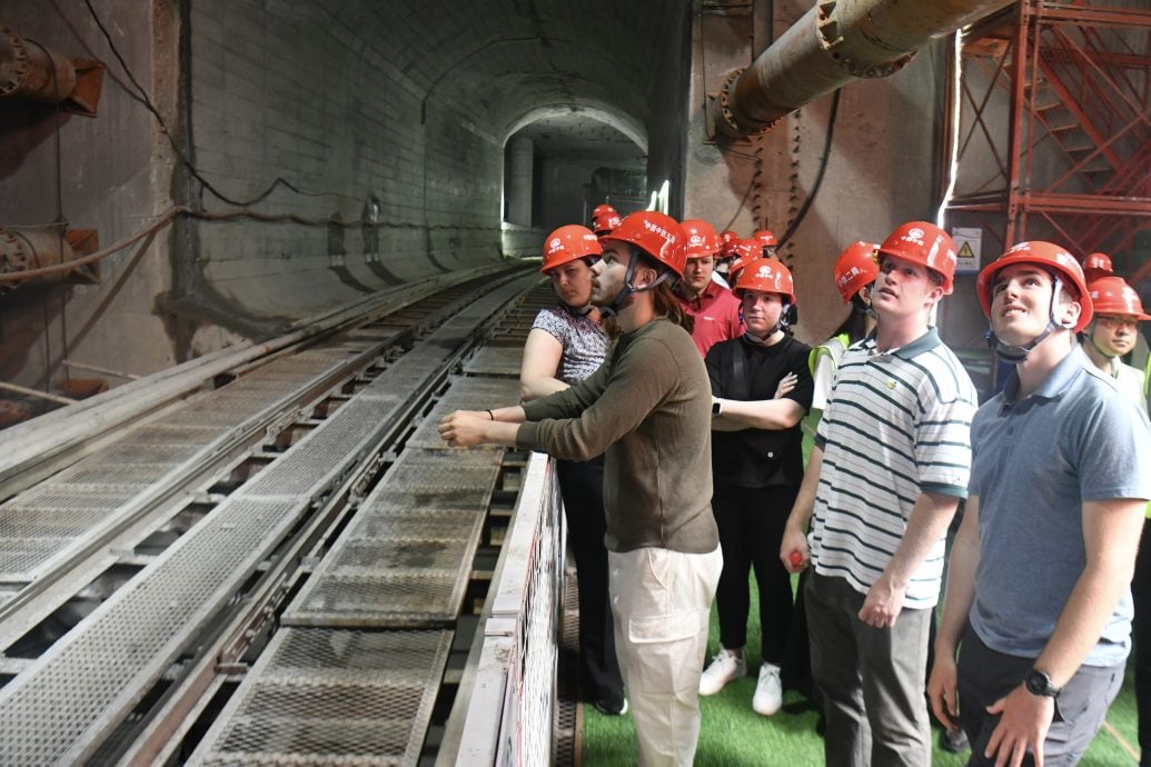 天下事 主文 4名美国籍讲师吉林遇刺