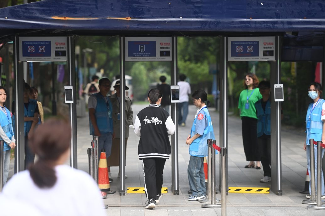 天下事 主文) 多地启用AI监考(主)… 中高考登场 1342万考生再创新高