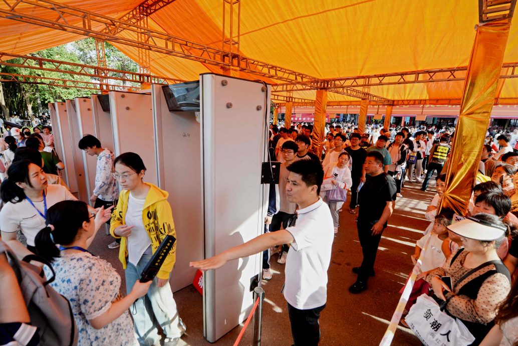 天下事 主文) 多地启用AI监考(主)… 中高考登场 1342万考生再创新高