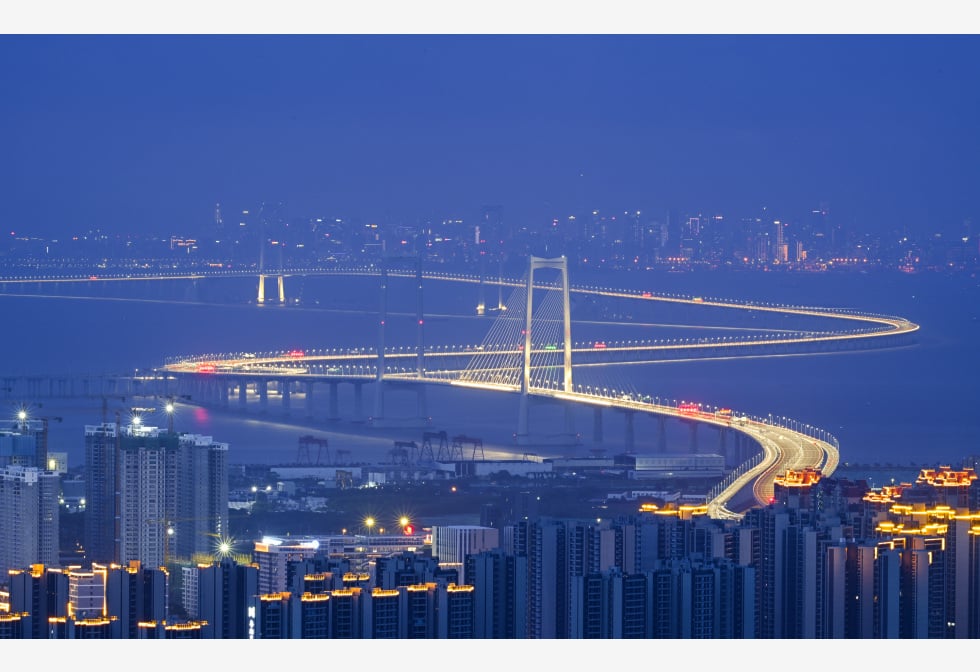 天下事主文)创10项世界之最 深中通道正式开通 