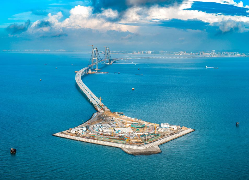 天下事主文)创10项世界之最 深中通道正式开通 