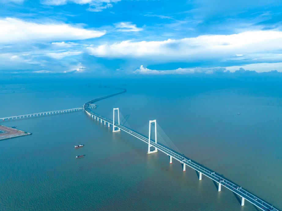 天下事主文)创10项世界之最 深中通道正式开通 