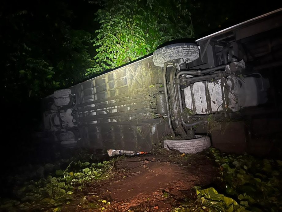 失控坠50米深山谷  巴士19人送院治疗