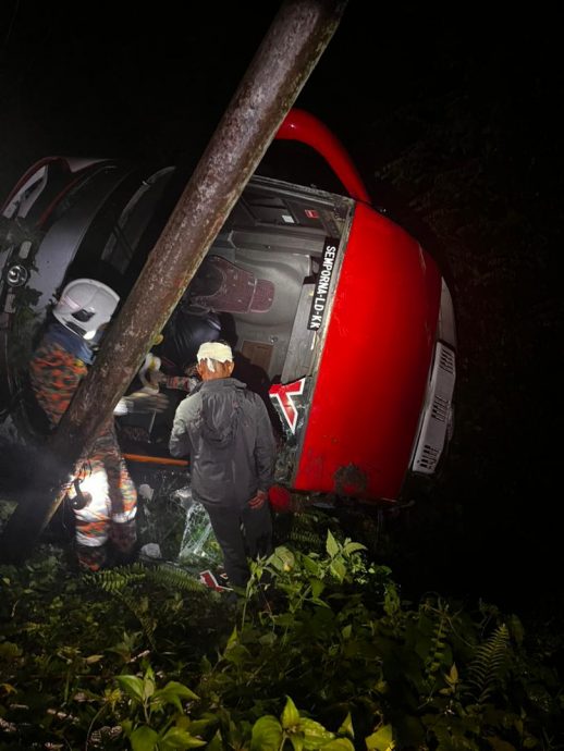 失控坠50米深山谷  巴士19人送院治疗