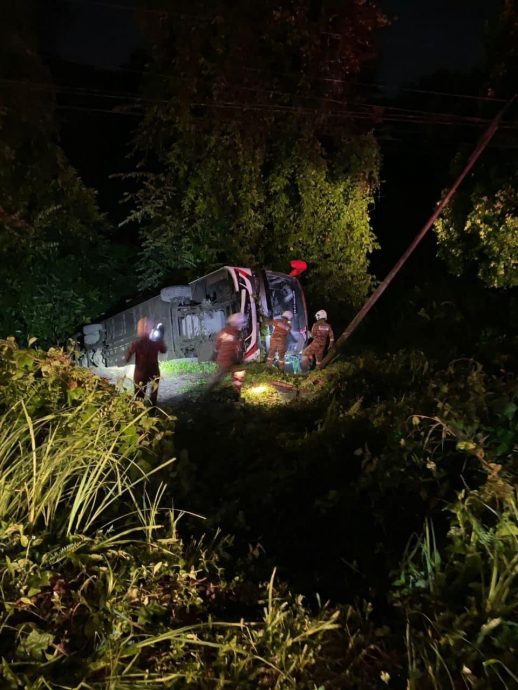 失控坠50米深山谷  巴士19人送院治疗