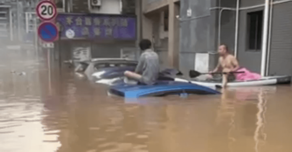 头)中南方多日强降雨 桂林漓江录30年最大洪水