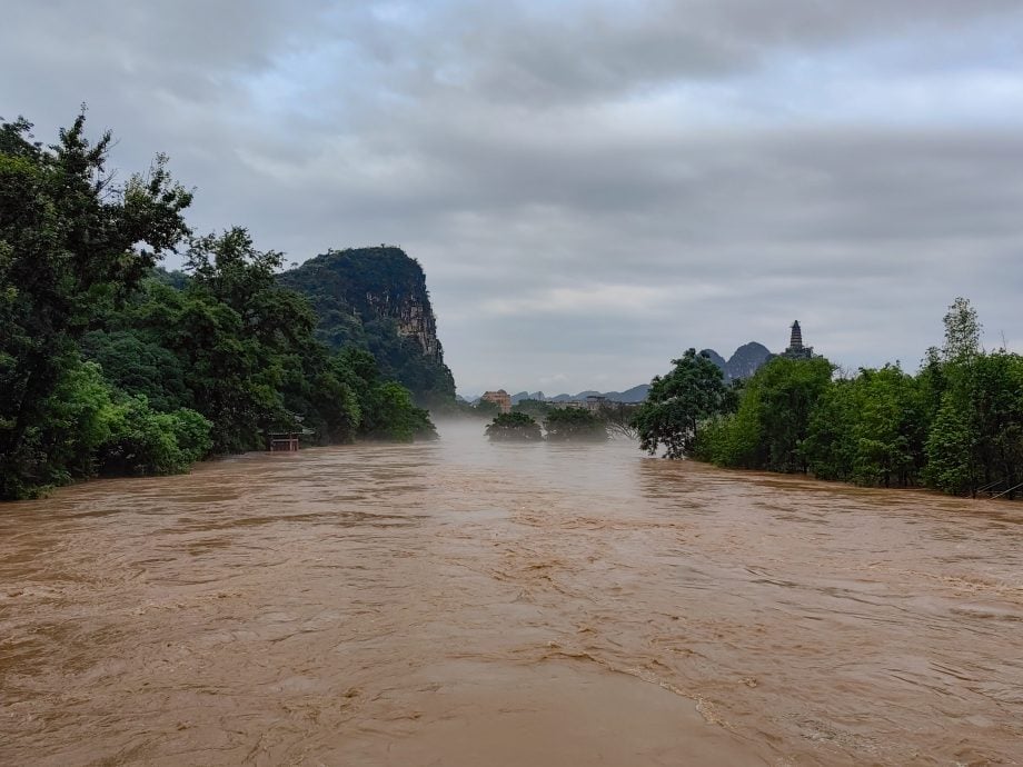 头)中南方多日强降雨 桂林漓江录30年最大洪水