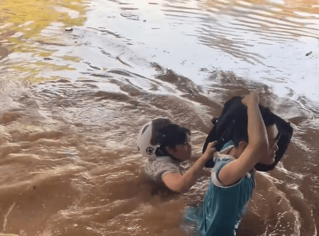 头)中南方多日强降雨 桂林漓江录30年最大洪水