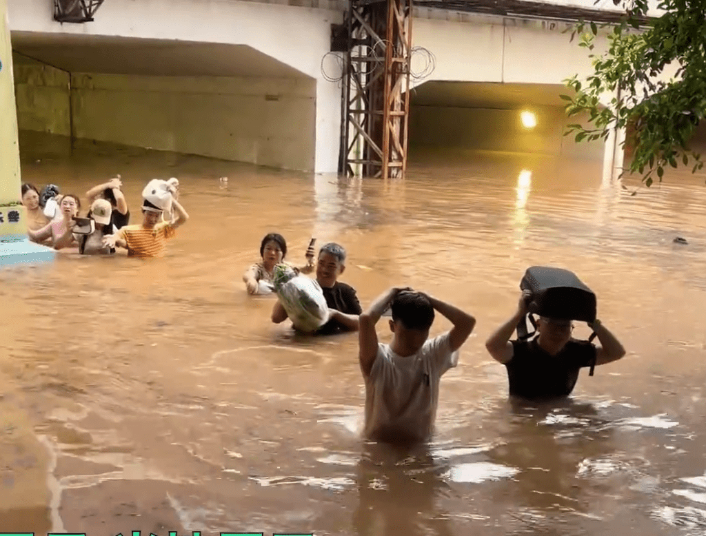头)中南方多日强降雨 桂林漓江录30年最大洪水