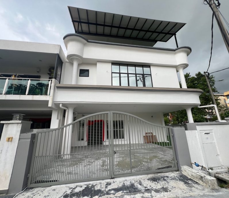 女婴遭保姆捏鼻强喂食|加影市会突击检查 托儿所大门深锁 扑空