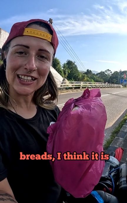 女子骑行环游 当地居民送上面包饮料 赞大马人善良