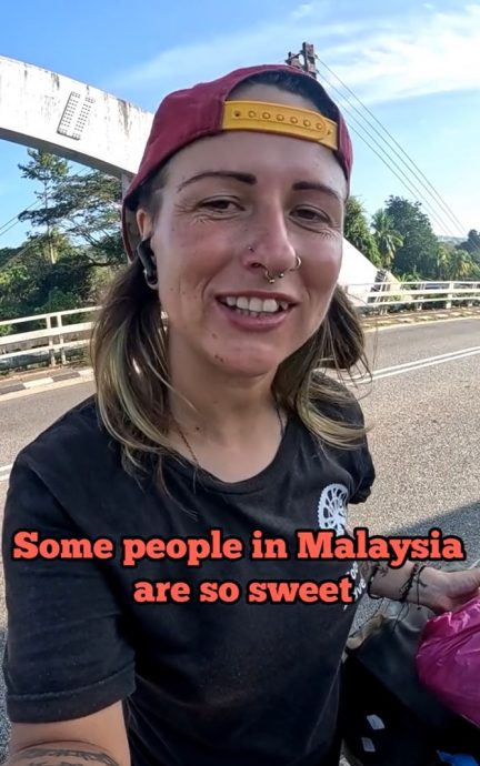 女子骑行环游 当地居民送上面包饮料 赞大马人善良